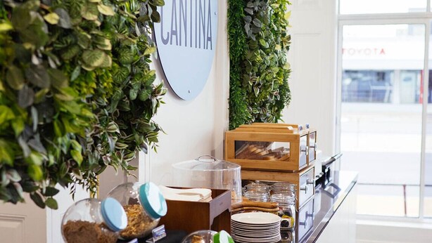 Un comptoir de buffet proposant une variété de plats et une pancarte indiquant : « CANTINE DE GIUSEPPE ».