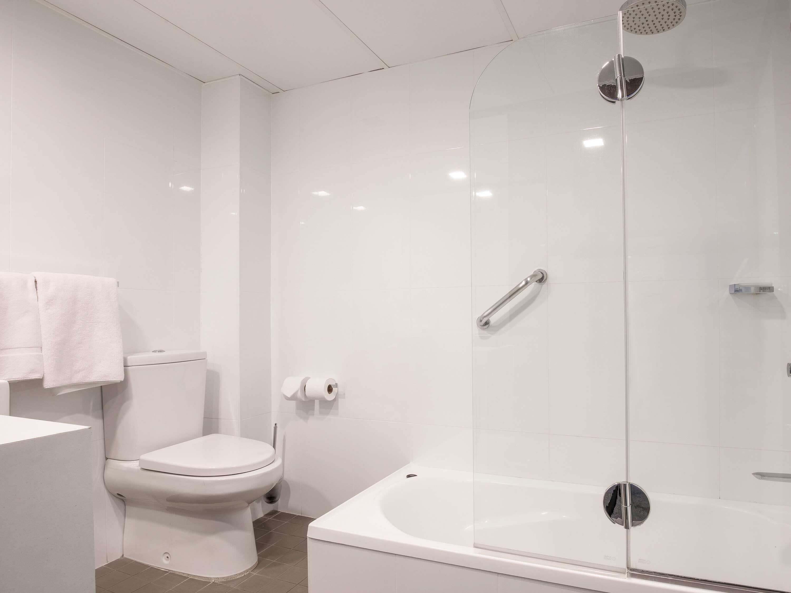 Superior-huone, 1 keskisuuri parisänky | Tallelokero huoneessa, työpöytä