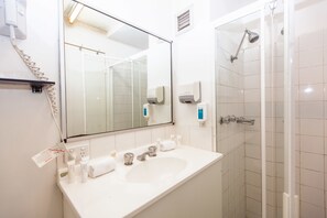 Shower, free toiletries, hair dryer - Perth Central City Stay Apartment Hotel (West Perth)