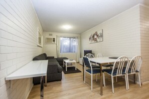 케이블 채널 시청이 가능한 40인치 TV, DVD 플레이어, 개봉 영화