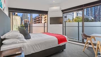 Family Studio | Iron/ironing board, free WiFi, bed sheets