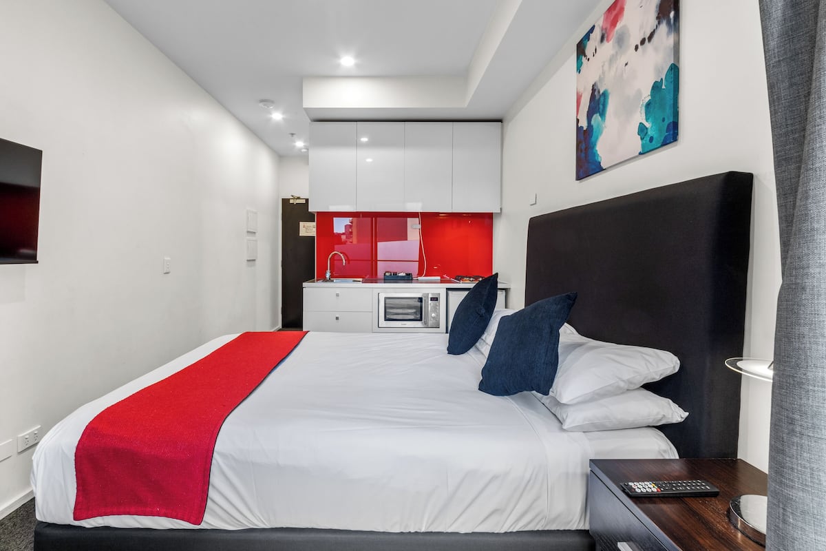 Iron/ironing board, free WiFi, bed sheets