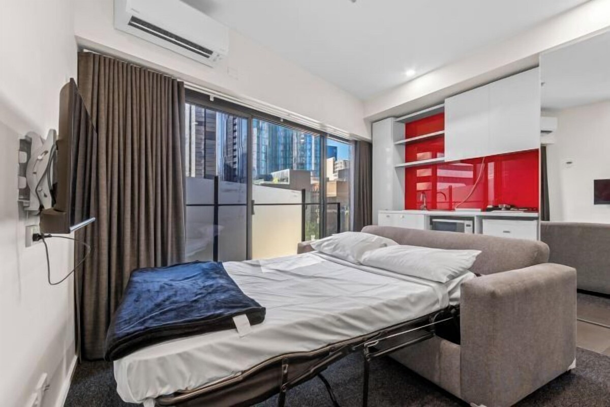 Executive Queen Room with City View, Balcony & Sofa Bed