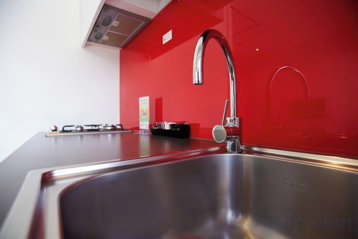Cafetera/tetera, refrigerador, microondas, placa de cocina
