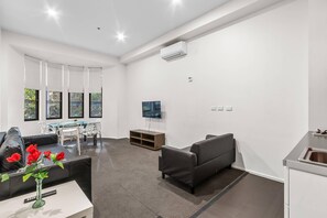 Two Bedroom Apartment | Iron/ironing board, free WiFi, bed sheets - Comfort Apartments on Elizabeth (Melbourne)
