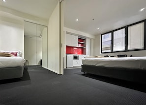 Familien-Suite, Mehrere Betten, Stadtblick | Bügeleisen/Bügelbrett, kostenloses WLAN, Bettwäsche