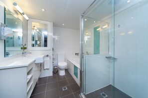 Apartamento, 2 habitaciones | Baño | Ducha, secador de pelo y toallas
