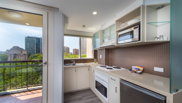 Cocina moderna con vistas a la ciudad, un balcón y un ventanal grande.