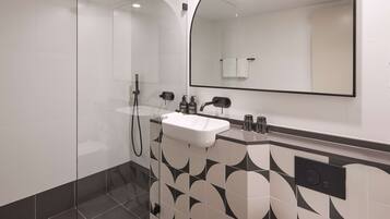 Chuveiro, produtos de toalete grátis, secador de cabelo