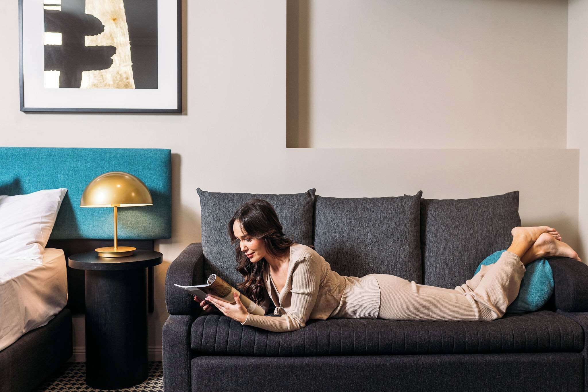 객실 내 금고, 책상, 노트북 작업 공간, 암막 커튼