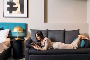 Een kluis op de kamer, een bureau, een laptopwerkplek