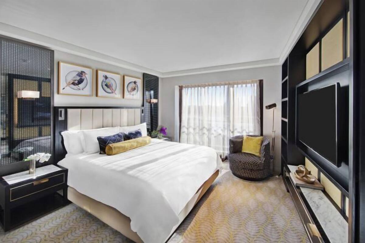 Premium bedding, down duvets, Tempur-Pedic beds, in-room safe