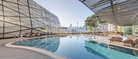 Piscine extérieure, parasols de plage, chaises longues