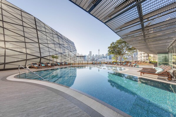 Piscine extérieure, parasols, chaises longues