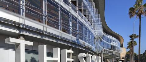 Un bâtiment moderne doté d’une façade incurvée et de grandes lettres blanches formant le mot « THE STAR ».