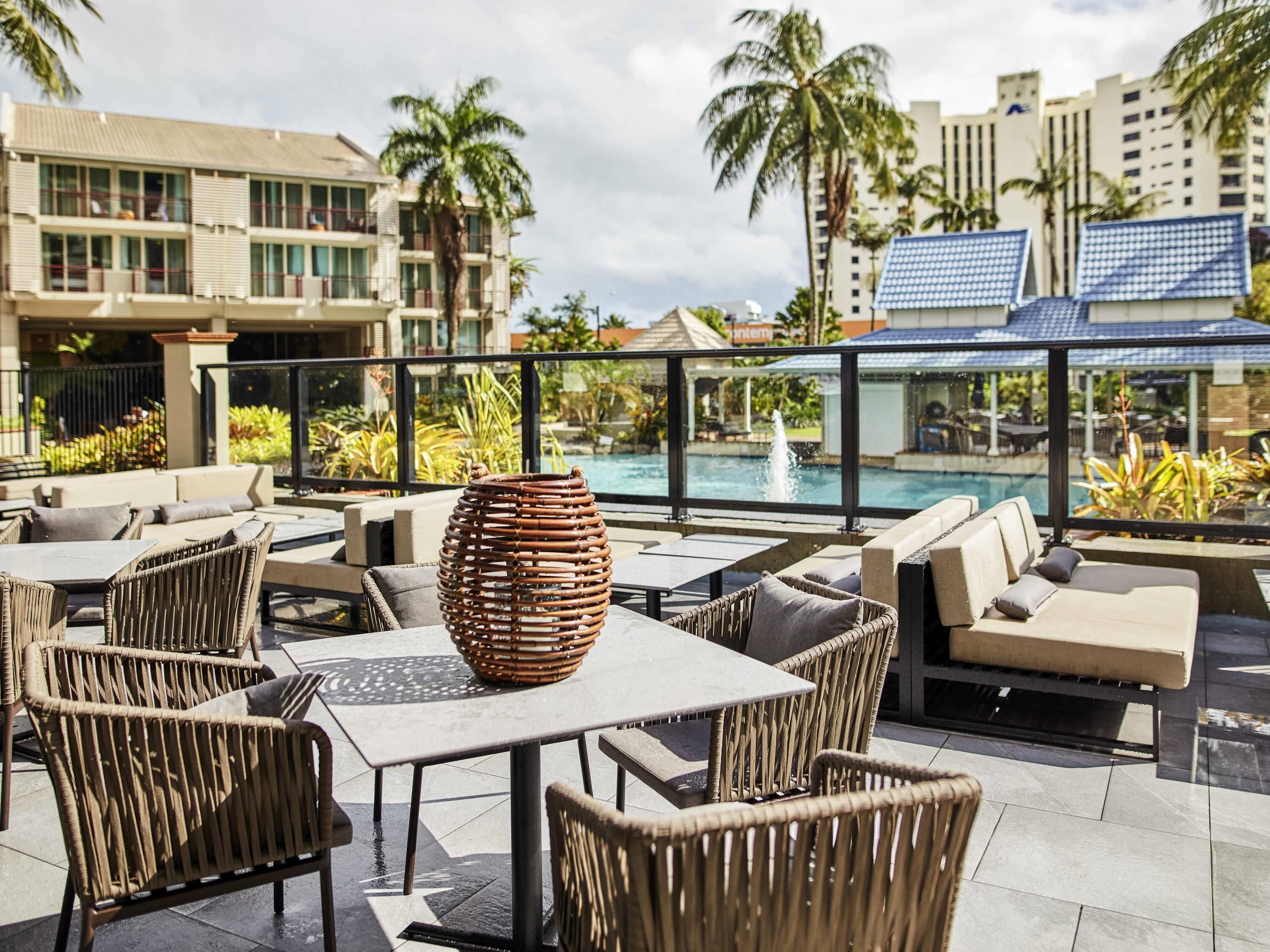 朝食、ディナーに営業 (プール ビュー)