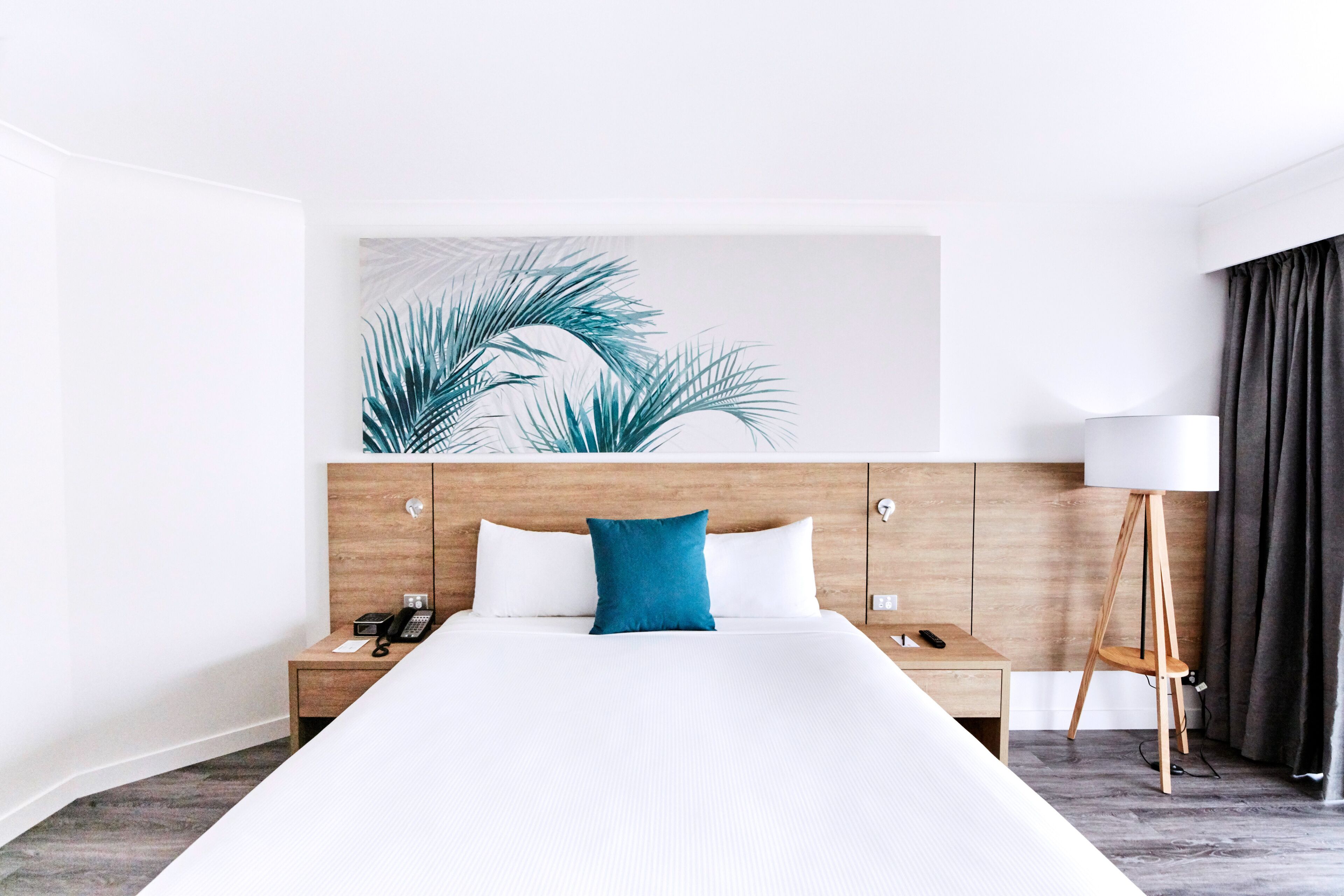 Standardzimmer, 1 King-Bett, Poolblick | Zimmersafe, individuell dekoriert, individuell eingerichtet