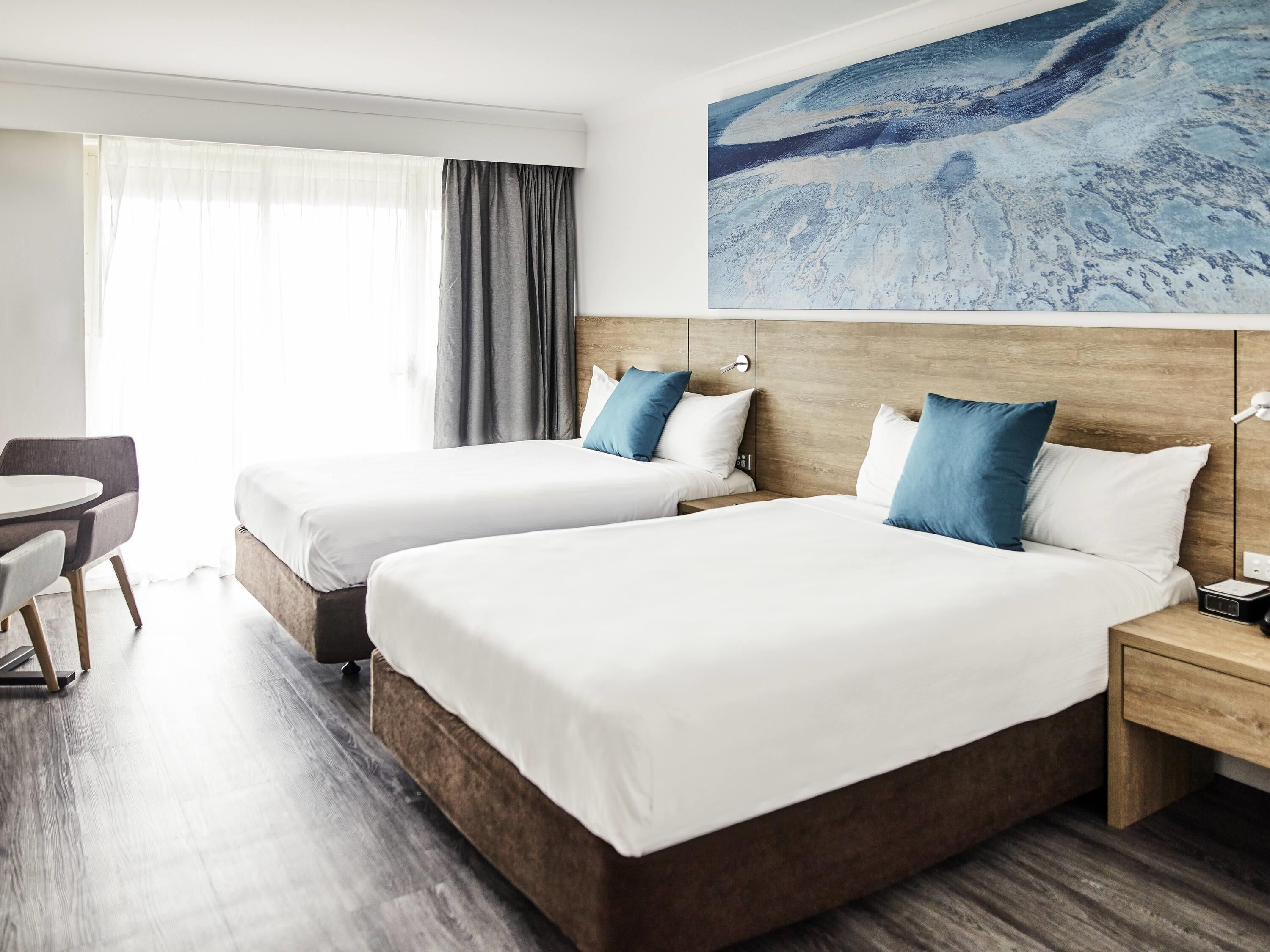 Rom – deluxe, 2 queensize-senger | Safe på rommet, individuelt dekorert og individuelt innredet