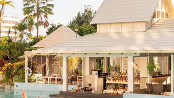 Serves lunch, dinner and brunch