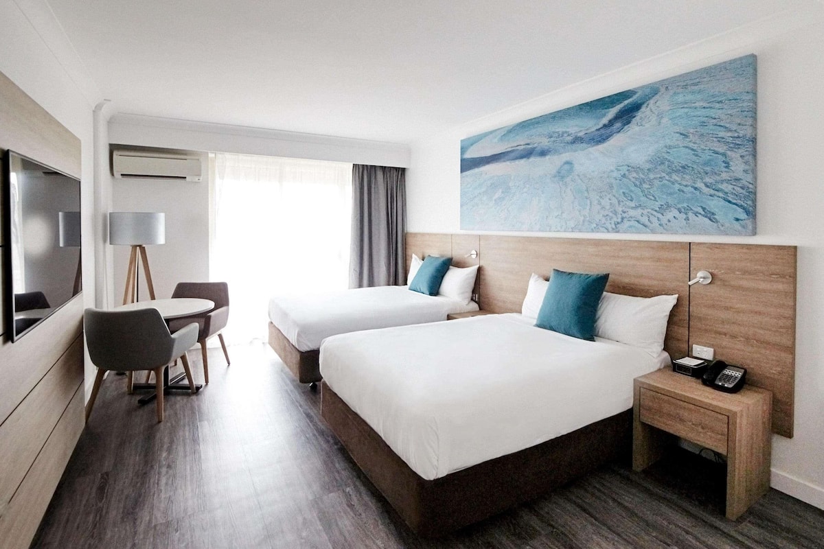 Rom – deluxe, 2 queensize-senger, bassengutsikt | Safe på rommet, individuelt dekorert og individuelt innredet