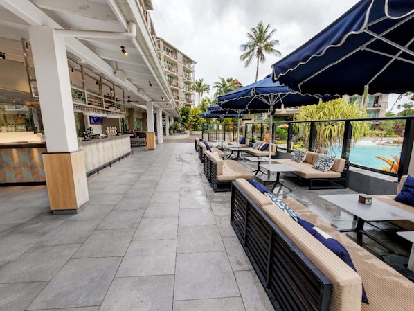 Serves lunch, dinner, and brunch - Novotel Cairns Oasis Resort (Cairns)