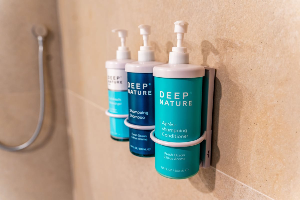 Dusche, umweltfreundliche Kosmetikartikel, Haartrockner, Handtücher
