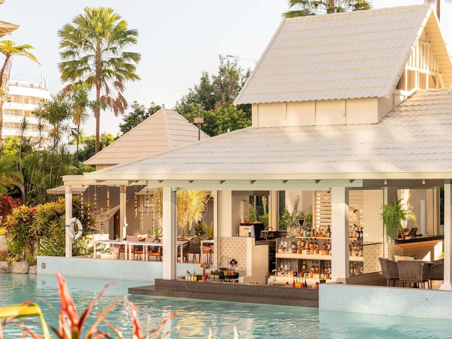 Piscina externa, guarda-sóis, espreguiçadeiras