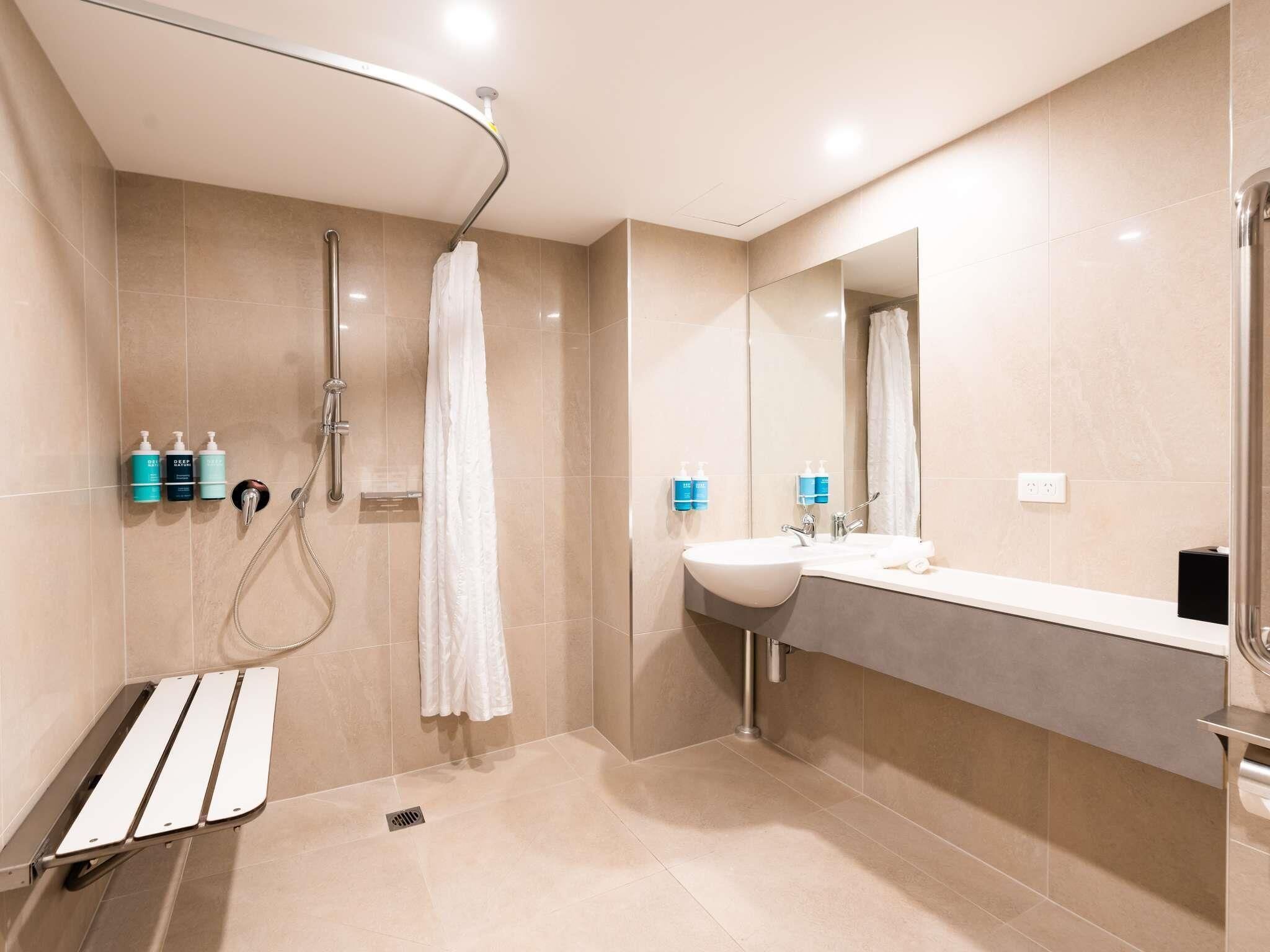 Deluxe Room, 1 Katil Kelamin (Double) dengan Katil Sofa, Accessible | Peti besi dalam bilik, dihias secara berasingan 