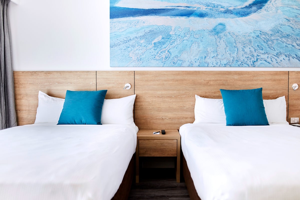 Standard-Doppelzimmer, 2 Doppelbetten | Zimmersafe, individuell dekoriert, individuell eingerichtet