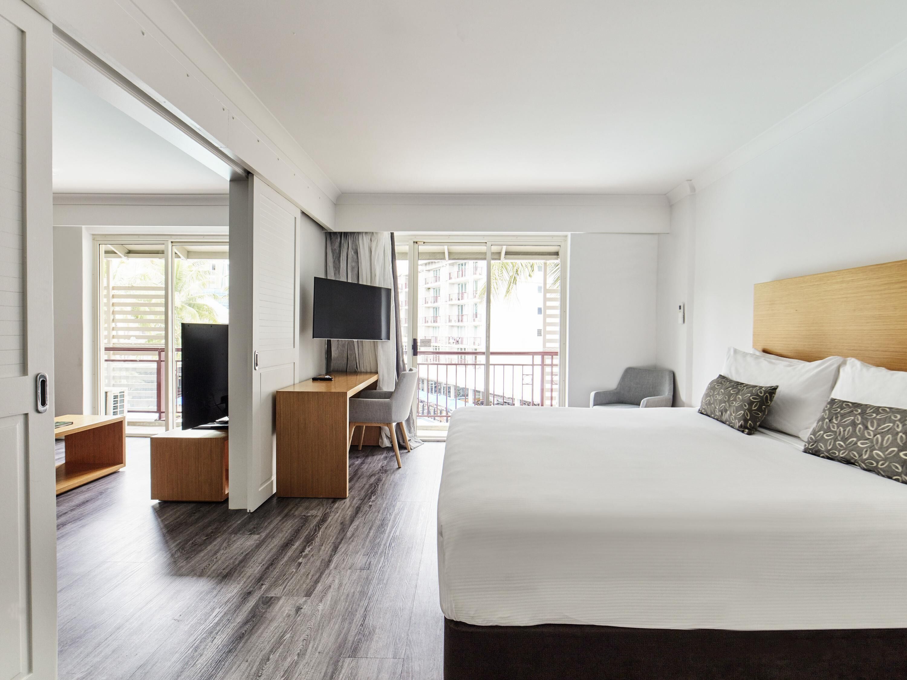Suite | In-room safe, individually decorated, individually furnished