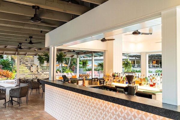 Serves lunch, dinner, and brunch