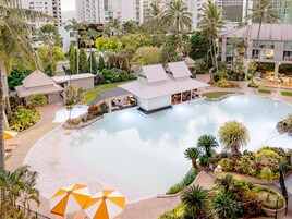 Piscina externa, guarda-sóis, espreguiçadeiras