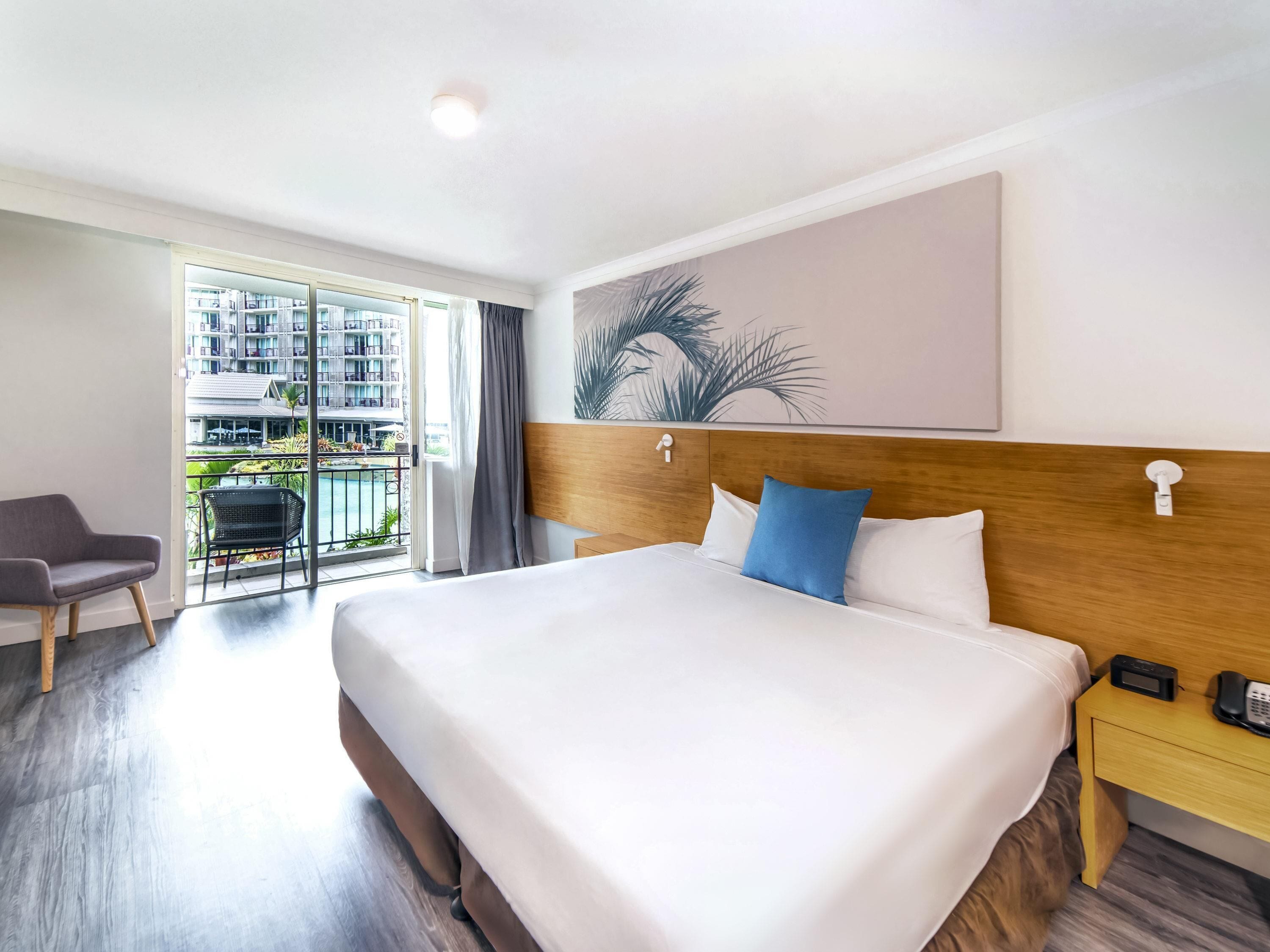 Standard Room, 1 King Bed, Pool View