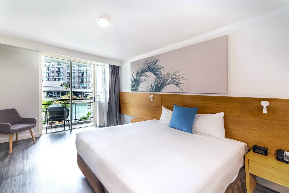 Standard Room, 1 King Bed, Pool View | In-room safe, individually decorated, individually furnished