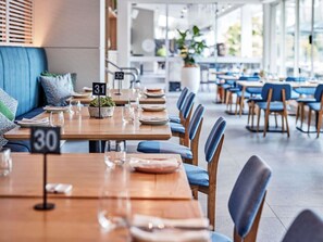 Breakfast and dinner served, pool views  - Novotel Cairns Oasis Resort (Cairns)