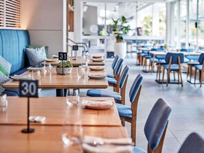 Breakfast and dinner served, pool views  - Novotel Cairns Oasis Resort (Cairns)