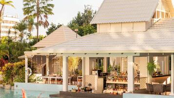 Piscine extérieure, parasols de plage, chaises longues