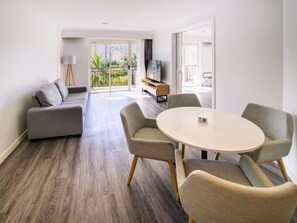 Deluxe Suite | In-room safe, individually decorated, individually furnished - Novotel Cairns Oasis Resort (Cairns)