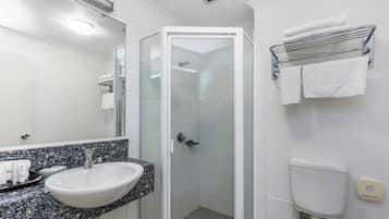 Klassieke Twin kamer | Badkamer | Een douche, gratis toiletartikelen, een haardroger, handdoeken