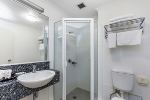 Klassieke Twin kamer | Badkamer | Een douche, gratis toiletartikelen, een haardroger, handdoeken