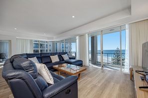 3 Bedrooms Sub Penthouse Apartment with Ocean View | Living area