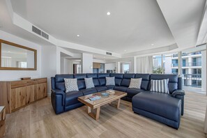 Apartamento de 3 hab. frente a la playa | Área de sala de estar | Televisión de pantalla plana de 55 pulgadas con canales por cable 