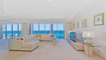 Superior-Apartment, 4Â Schlafzimmer, Meerblick | Wohnbereich | 55-Zoll-Flachbildfernseher mit Kabelempfang, Fernseher, DVD-Player