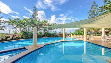 2 AuĂenpools, Cabañas (kostenlos), LiegestĂŒhle