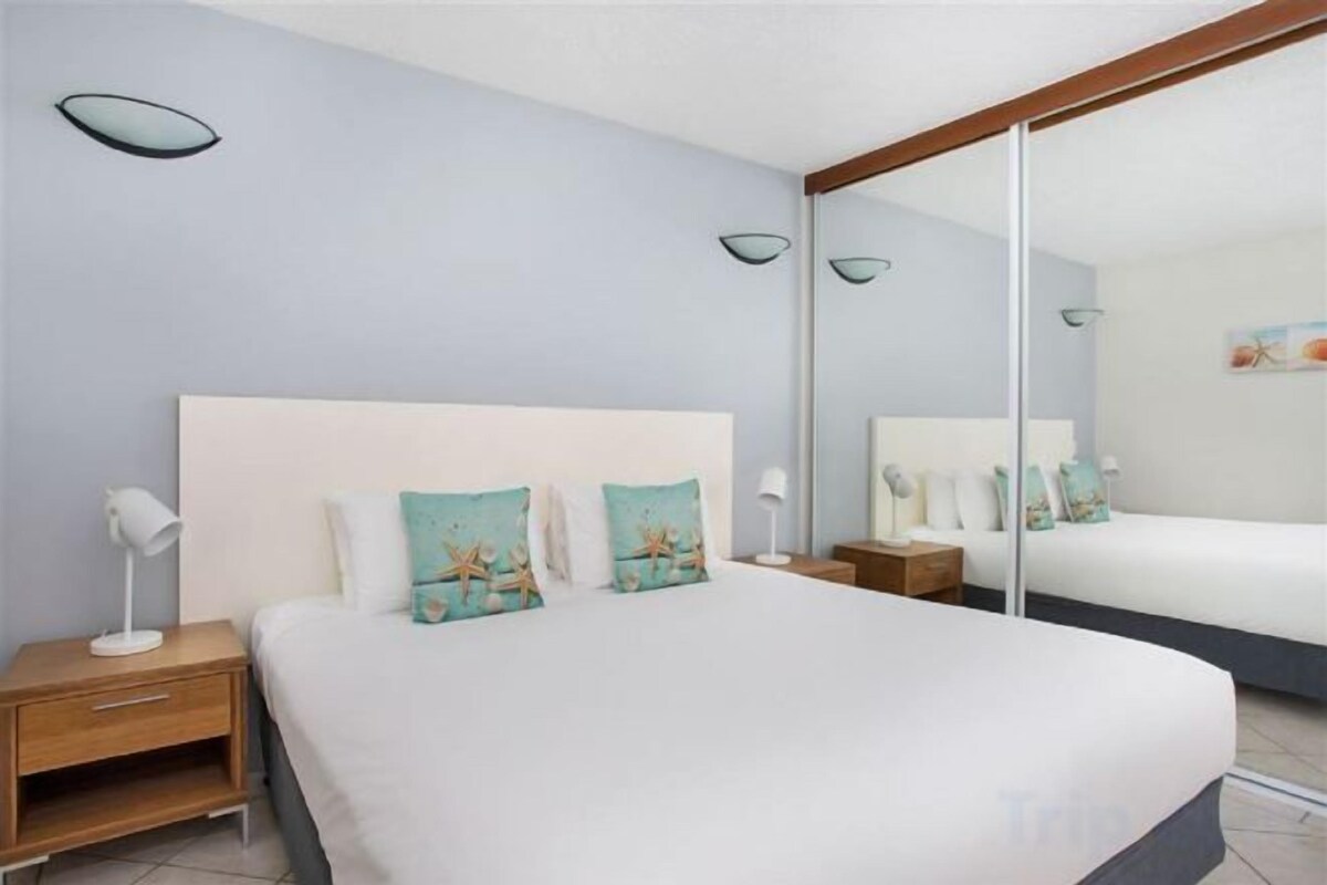 Iron/ironing board, cribs (surcharge), WiFi (surcharge), bed sheets