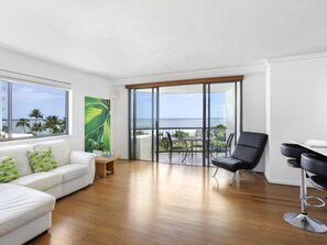 Iron/ironing board, cribs/infant beds, WiFi, bed sheets - BreakFree Royal Harbour (Cairns)