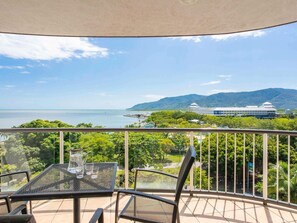 Tabla de planchar con plancha, cunas, wifi y ropa de cama 