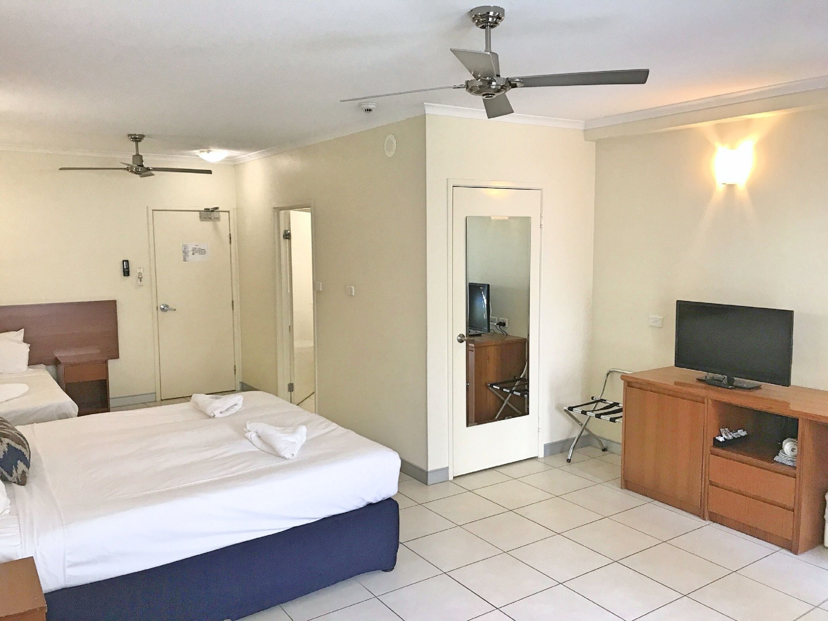 deluxe room (jasmine) | iron/ironing board, free wifi, bed sheets