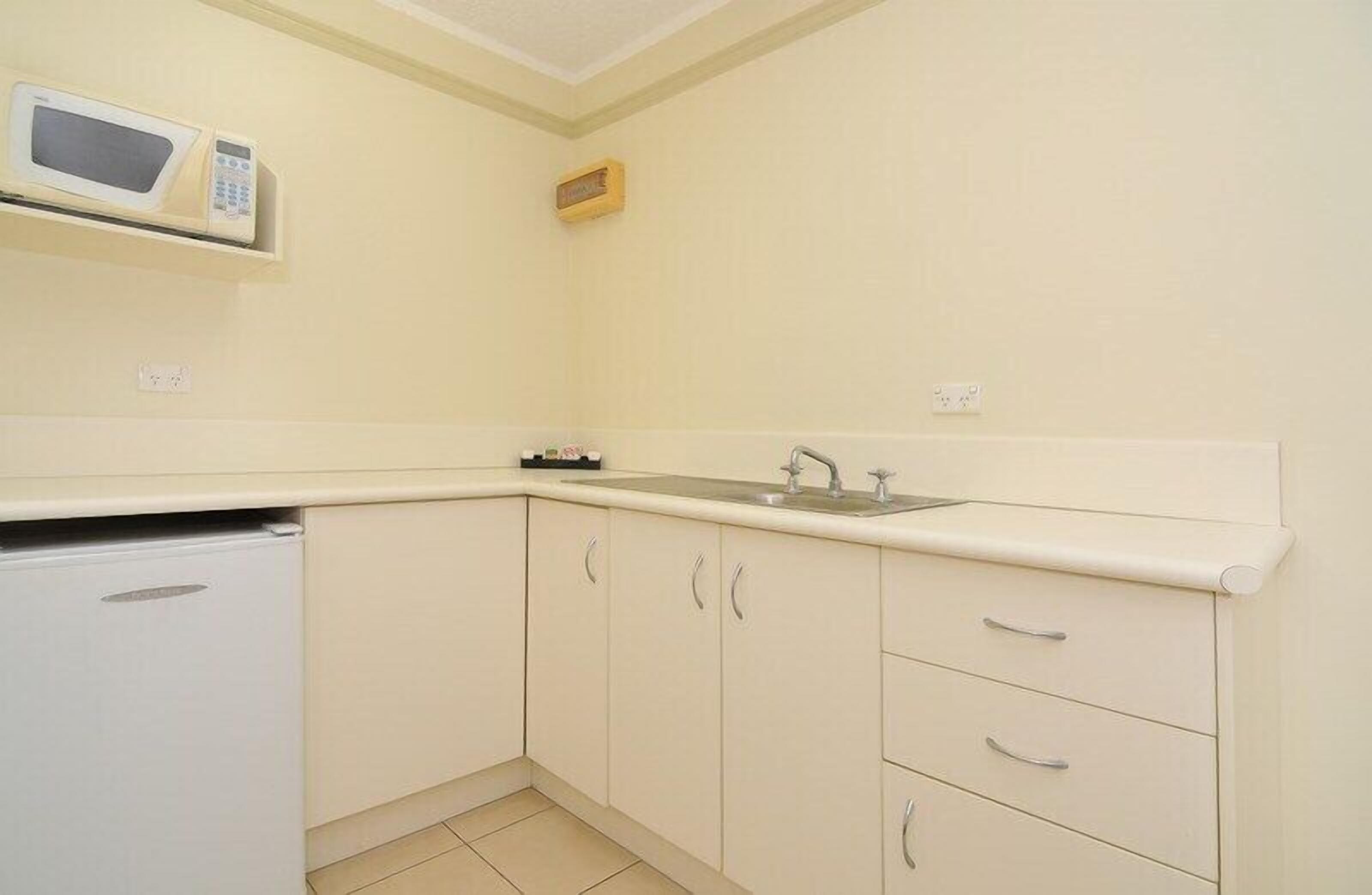 studio suite (hibiscus) | private kitchenette | electric kettle