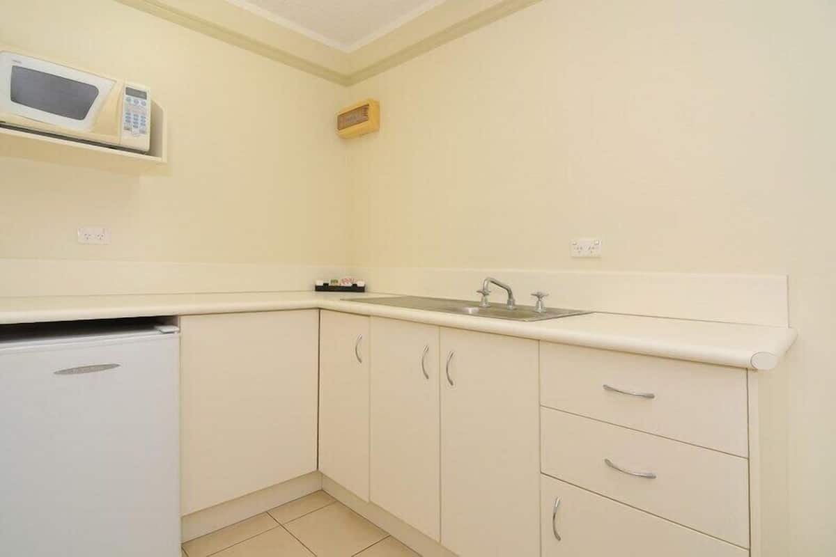 studio suite (hibiscus) | private kitchenette | electric kettle